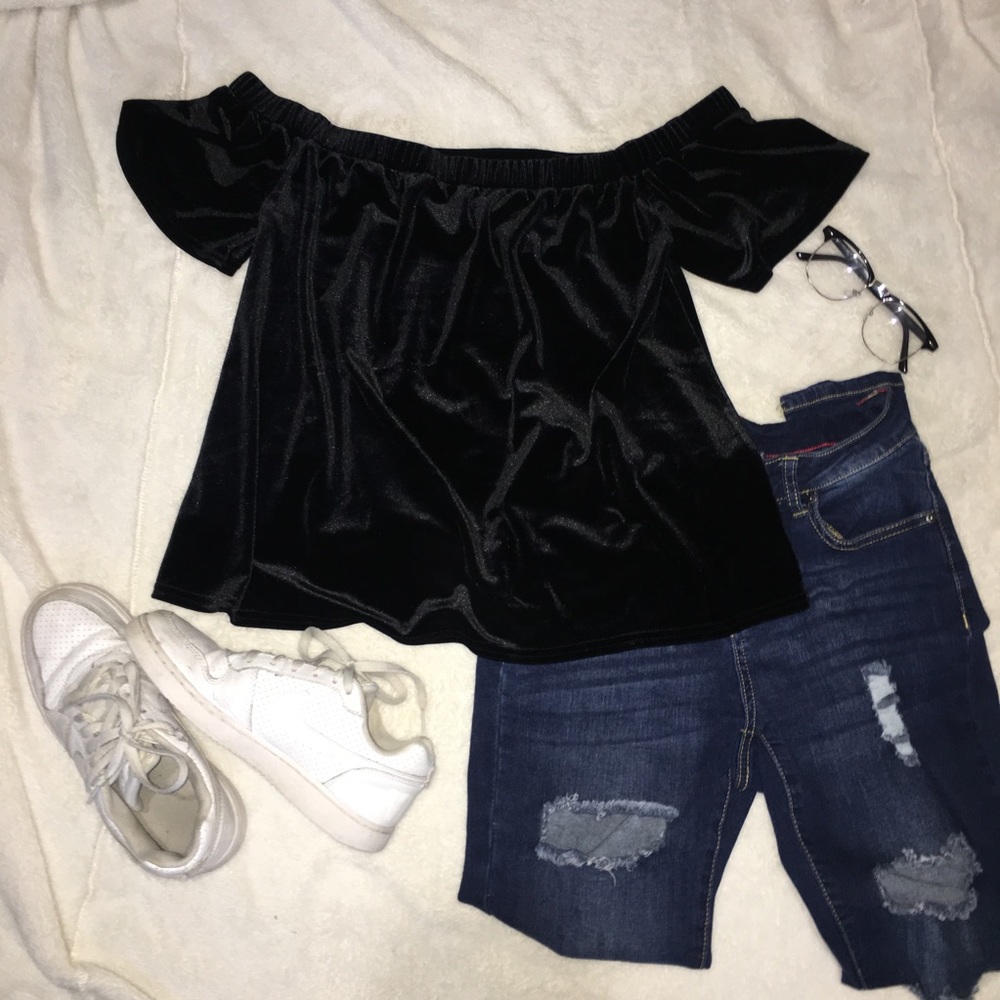 NWOT off the shoulder velvet shirt😻